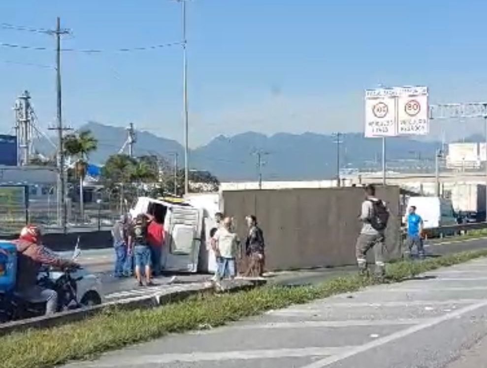 Um caminhão tombou na manhã desta terça-feira (12), no KM 210 da BR-101, nas proximidades do Continente Shopping, em São José, Grande Florianópolis.