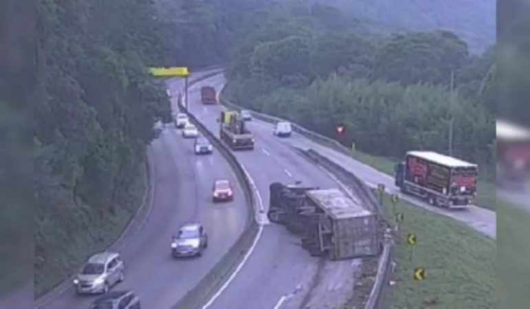 Caminhão tombado bloqueia BR-101 no Morro dos Cavalos, em Palhoça