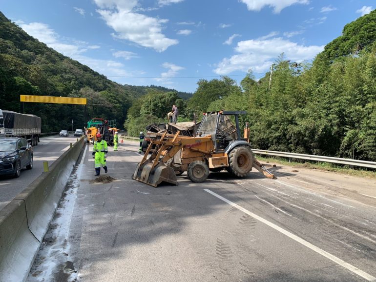 Caminhão tombado bloqueia BR-101 no Morro dos Cavalos, em Palhoça