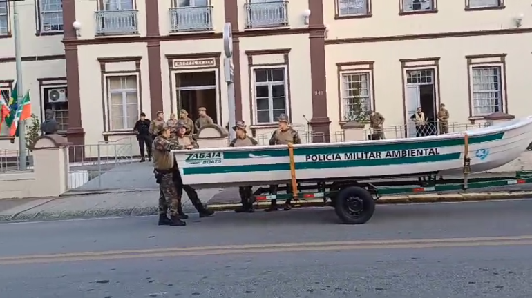 28 policiais militares embarcam para reforçar segurança pública no RS, após catástrofe climática