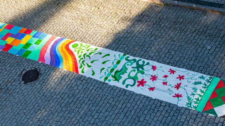 Celebração de Corpus Christi conta com painel de 50 metros feito pela primeira-dama da Capital