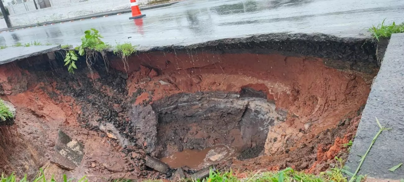 Chuvas abrem cratera de quase dois metros de profundidade no Sul de SC