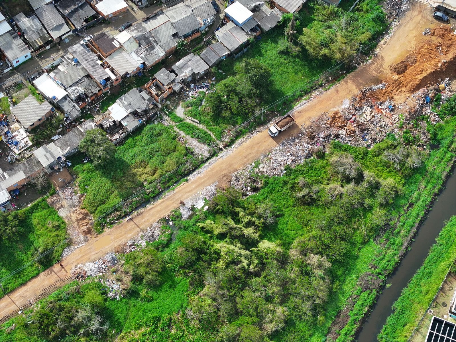 Cinco caminhões são apreendidos por crime ambiental em área de preservação nos Ingleses