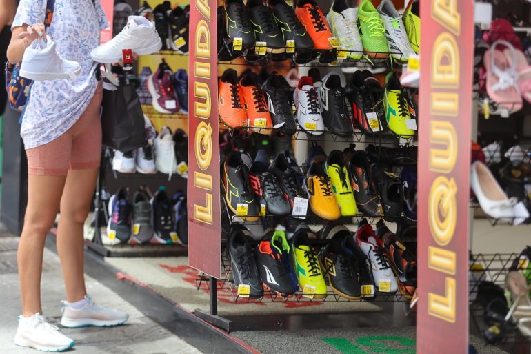 Comércio catarinense está mais confiante e disposto a contratar, aponta índice