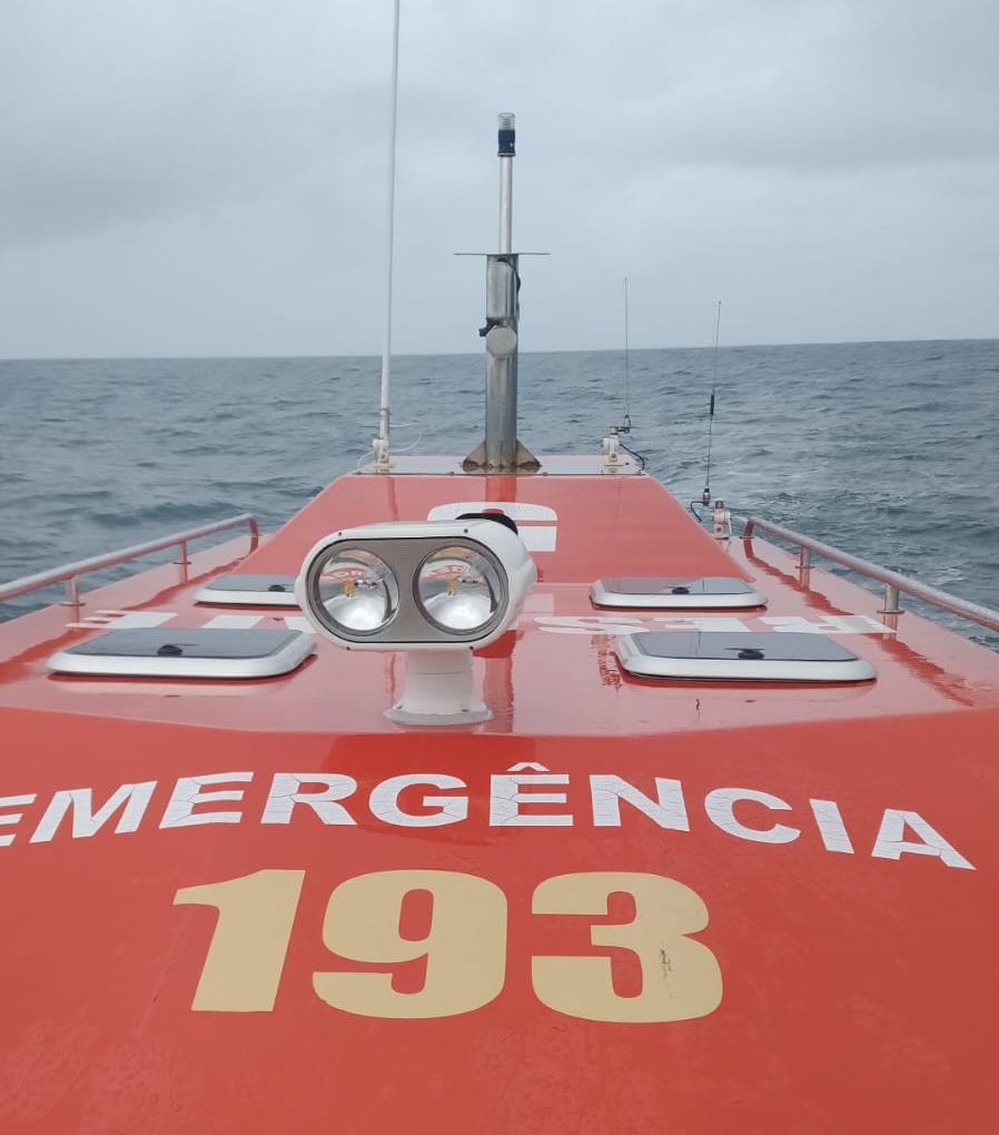 Corpo de Bombeiros continua buscas pelo adolescente desaparecido em praia de Florianópolis
