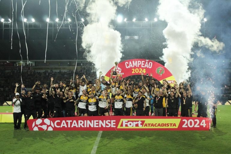 Criciúma é Bicampeão Catarinense com empate diante do Brusque; erros de arbitragem marcaram a decisão