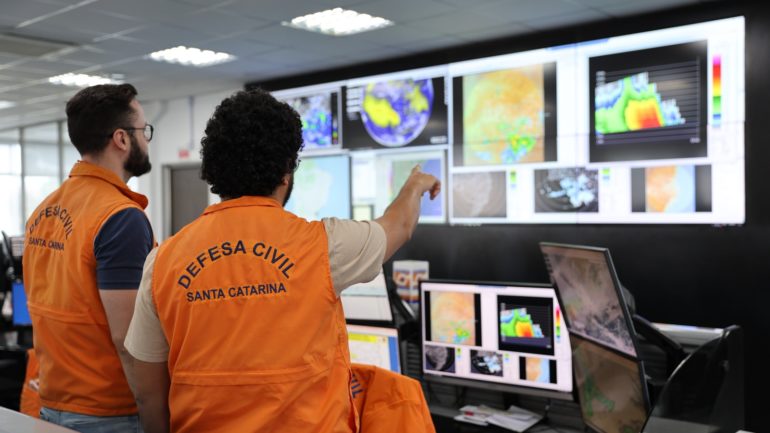 Defesa Civil emite alerta para chuvas volumosas com riscos de inundações e deslizamentos em SC