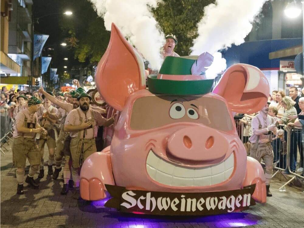 Desfile de abertura da Oktoberfest Blumenau 2023 é adiado por conta das chuvas