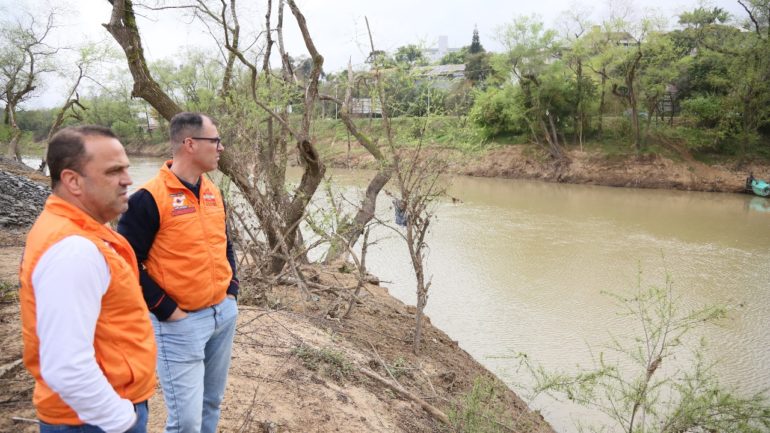 Dragagem em Rio do Sul na prevenção de enchentes avança e chega a 30% da extensão total