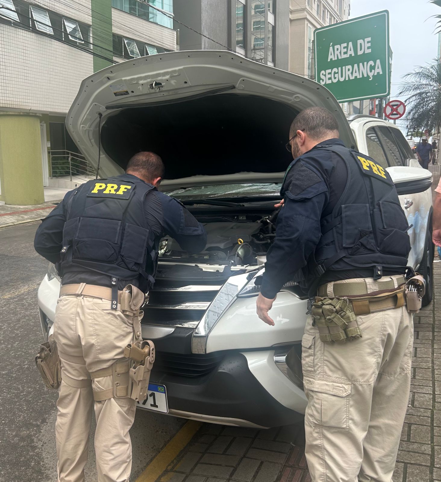 Duas camionetas roubadas são recuperadas pela PRF durante fiscalizações na BR-101