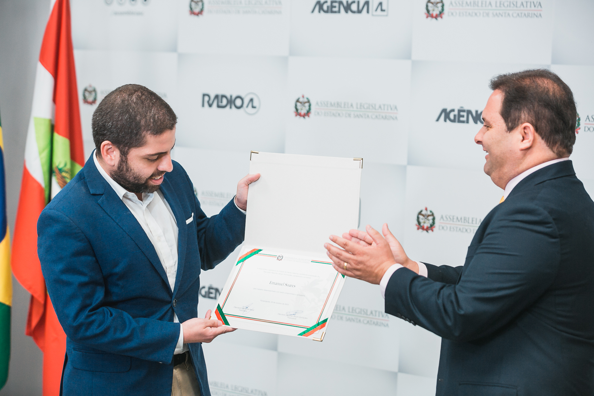 Emanuel Soares, apresentador da Jovem Pan News, recebe moção de aplausos na Alesc