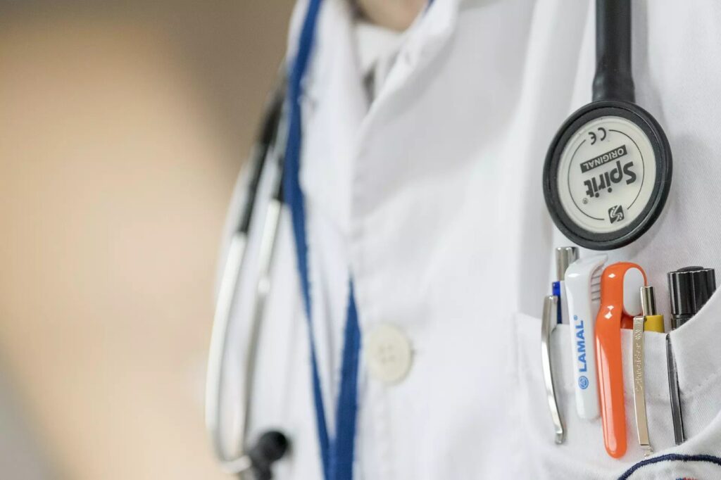 Enfermeira de hospital em Florianópolis suspeita de falsificar atestados médicos por quase 4 anos é investigada