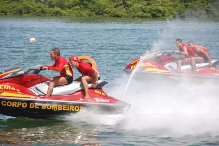 Família é resgatada por bombeiros em praia de nudismo de Balneário Camboriú