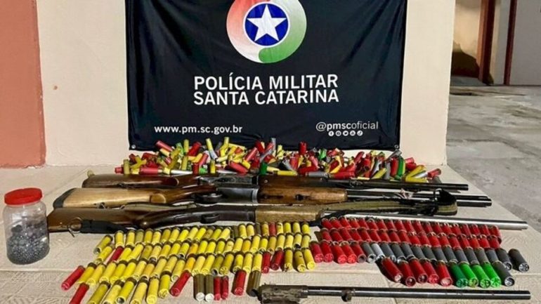 Frascos de chumbo e pólvora são encontrados durante apreensão de armas na Serra