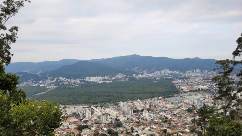 Frente fria avança sobre Santa Catarina e provoca mudança no tempo até o fim de semana