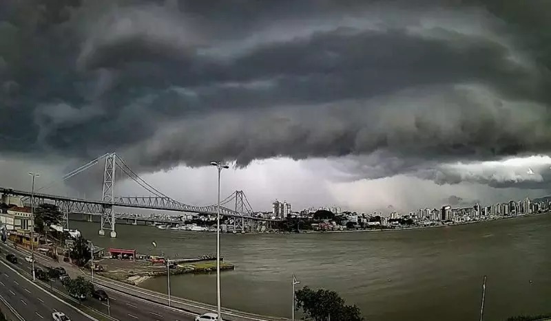 Frente fria mantém alerta de tempestades intensas em grande parte do Brasil