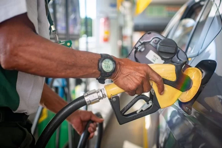 Preço da gasolina para distribuidoras é reduzido pelo Petrobras
