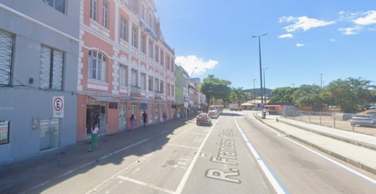 Homem de 50 anos é esfaqueado e morre em loja no Centro de Florianópolis