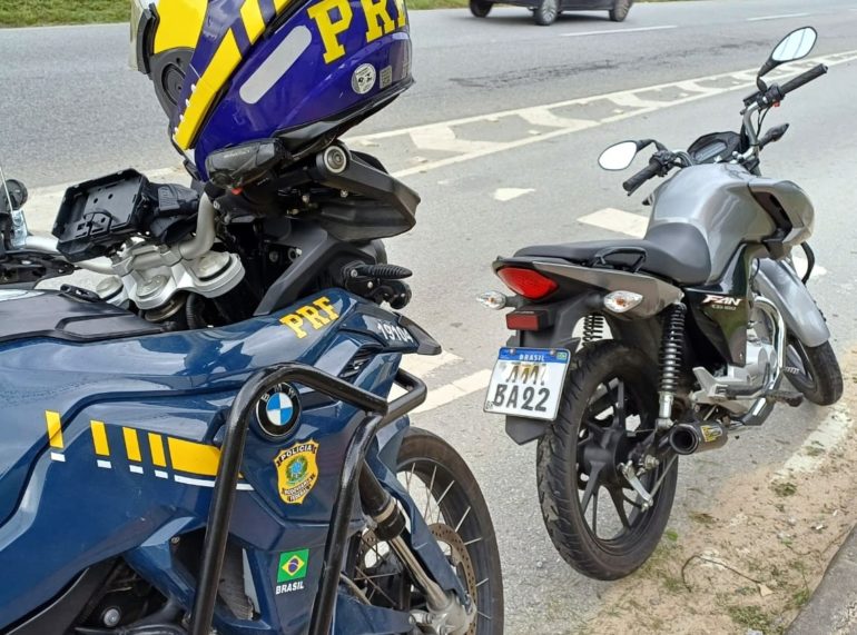 Homem é preso por adulterar placa de motocicleta com fita adesiva na BR-101 em São José