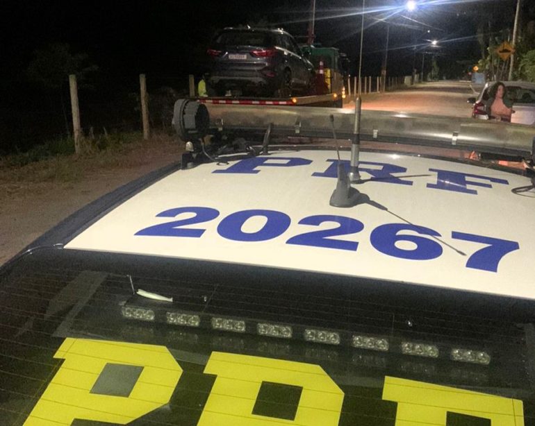 Homem embriagado foge de abordagem, atropela pedestre, invade casa e é preso em SC