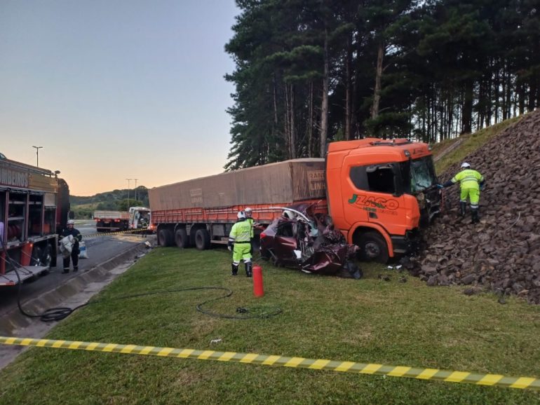 Homem morre em grave acidente contra carreta na Serra Catarinense