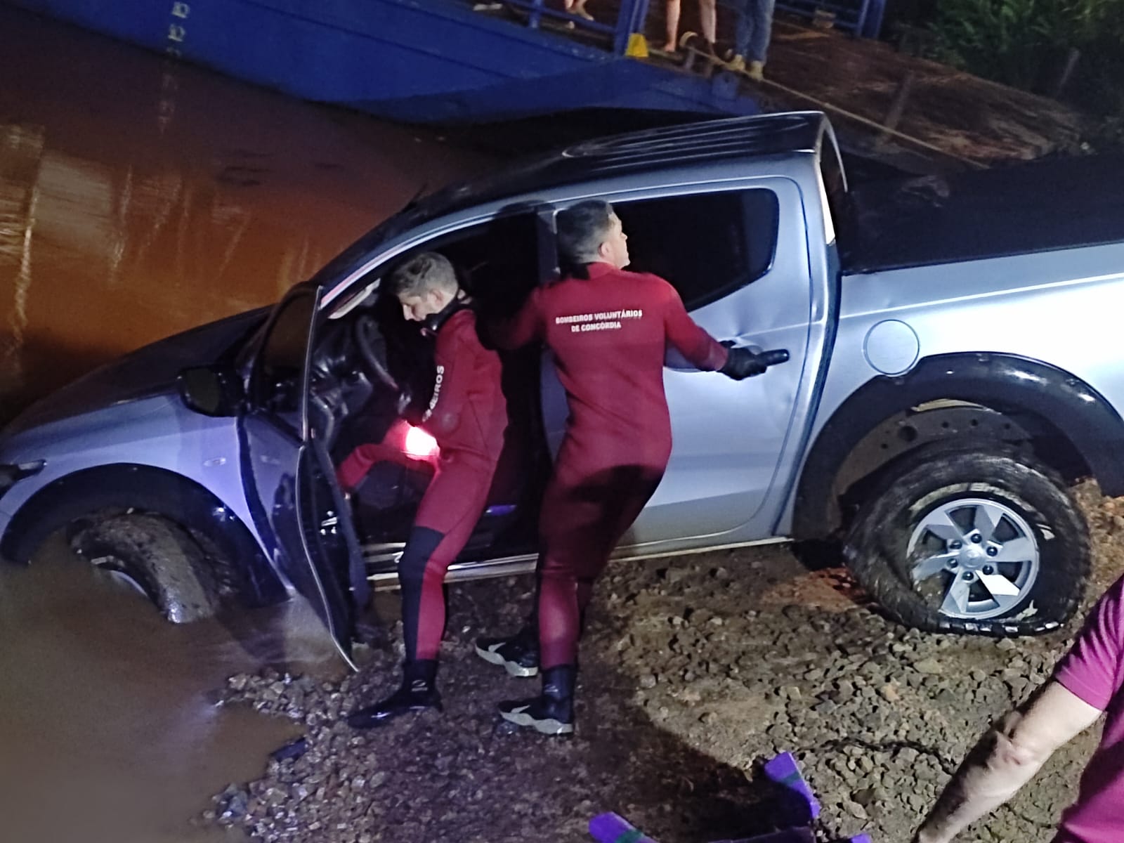 Homem tenta fugir e joga picape carregada com maconha no rio Uruguai