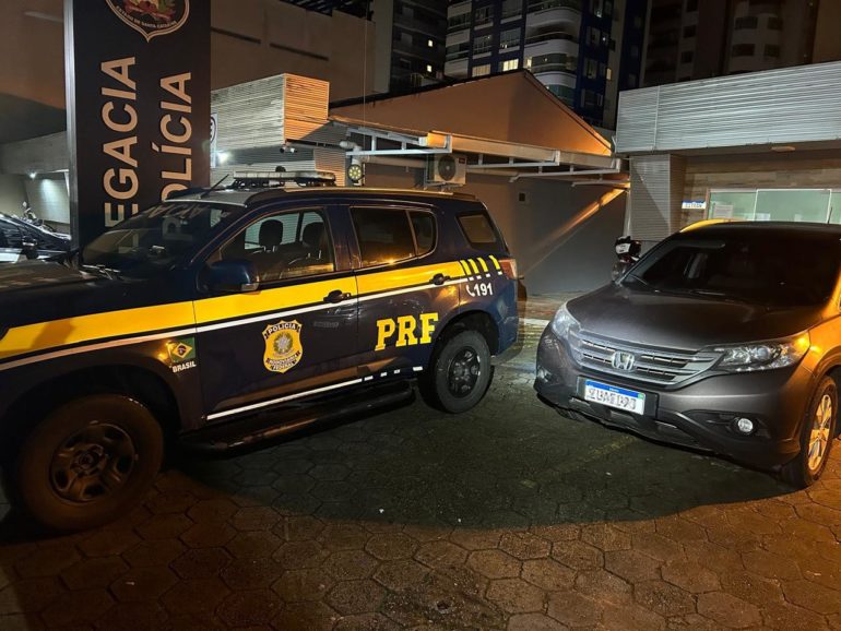 Homem transportando crianças é preso com camioneta furtada na BR-101 em Itapema