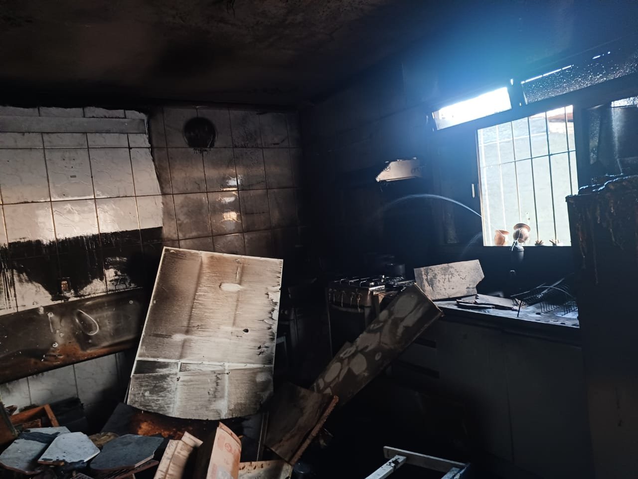 Incêndio destrói residência na Grande Florianópolis