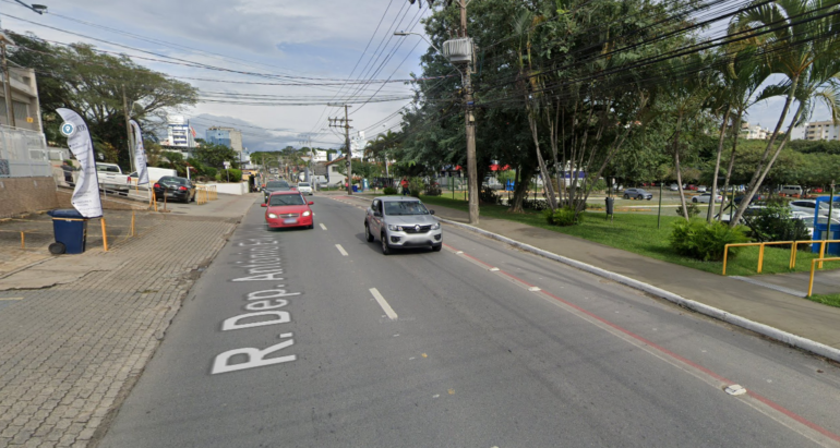 Jovem de 19 anos é estuprada em ponto de ônibus de rua movimentada da Capital