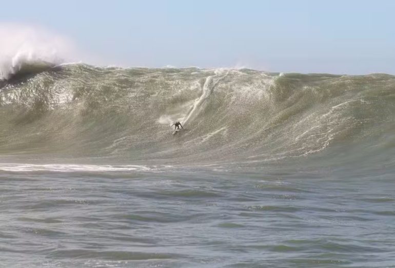 Laje da Jagua, em SC, pode registrar maior onda já surfada no Brasil, segundo especialistas
