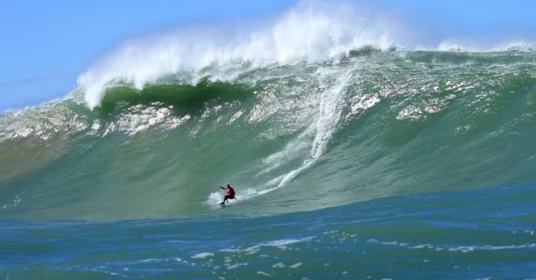 Laje da Jagua, em SC, pode registrar maior onda já surfada no Brasil, segundo especialistas