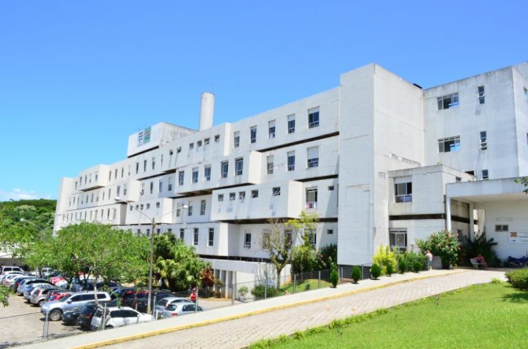 Morador de rua se irrita e agride equipe médica do Hospital Regional de São José