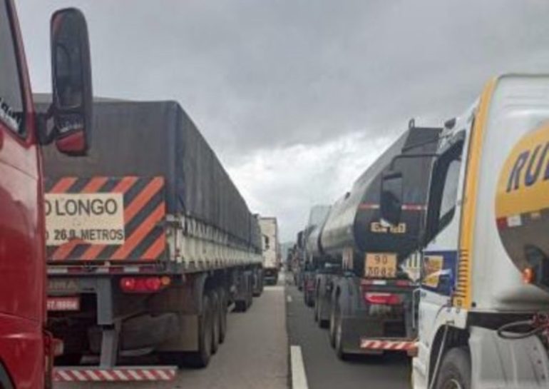 Morro dos Cavalos amanhece com mais de 30 km de lentidão