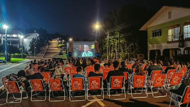 Municípios catarinenses recebem projeto de cinema ao ar livre