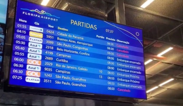 Nevoeiro provoca cancelamento de pousos e decolagens no aeroporto de Florianópolis nesta quarta