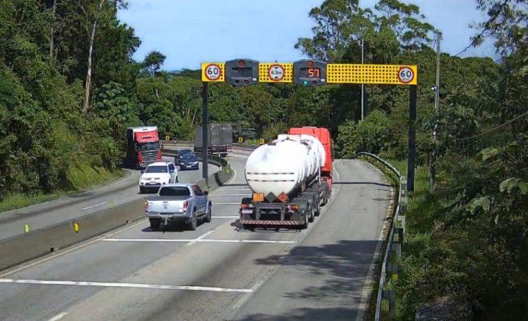 Novas imagens revelam que carreta que tombou no Morro dos Cavalos trafegava dentro da velocidade permitida
