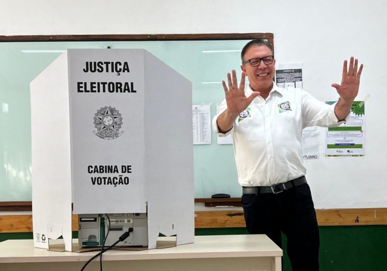 Orvino Coelho de Ávila, candidato à reeleição, vota em São José