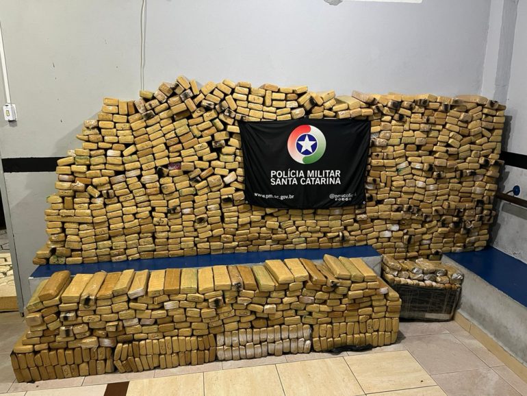 Dois homens são presos com mais de uma tonelada de maconha em BC