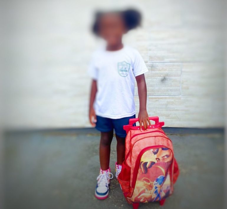 Pais denunciam que filhas tiveram bocas tapadas com fita adesiva em escola de SC; entenda