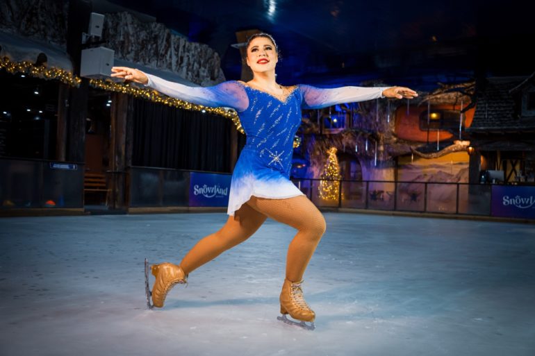Patinadores do Parque de Neve Snowland se apresentam em Florianópolis
