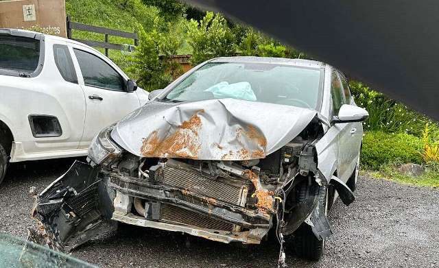 Pedra gigante desaba de morro e atinge carro na SC-110 na Serra Catarinense