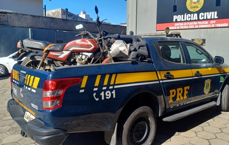 Placa falsa em moto escondia débito de quase duas décadas na BR-101 em Tubarão