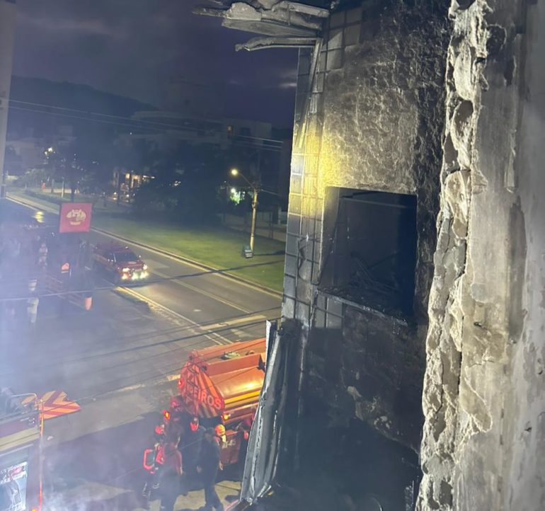 Polícia Científica investiga causas do incêndio que atingiu apartamentos no Norte da Ilha