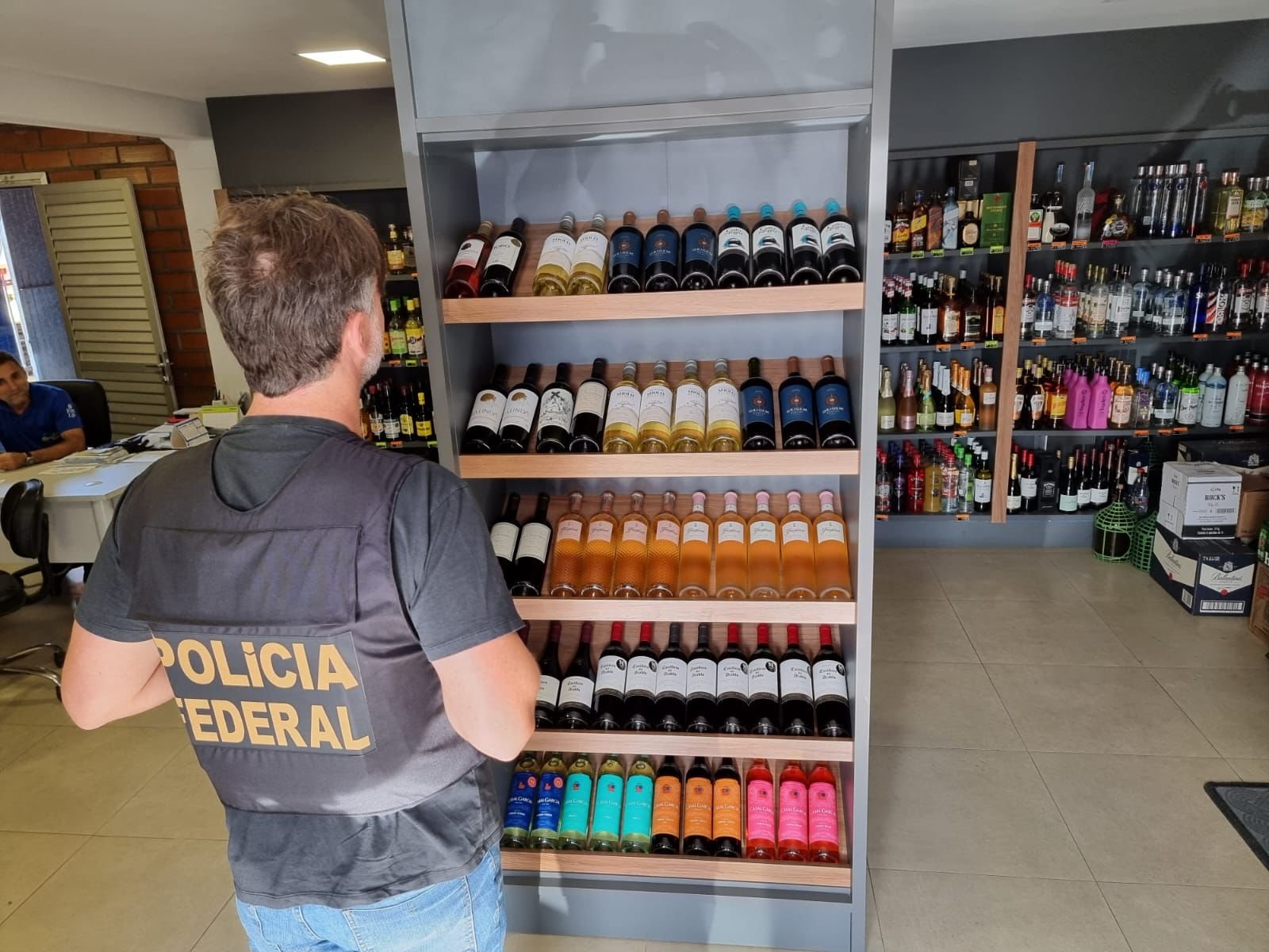 Polícia Federal combate importação e revenda irregular de vinhos