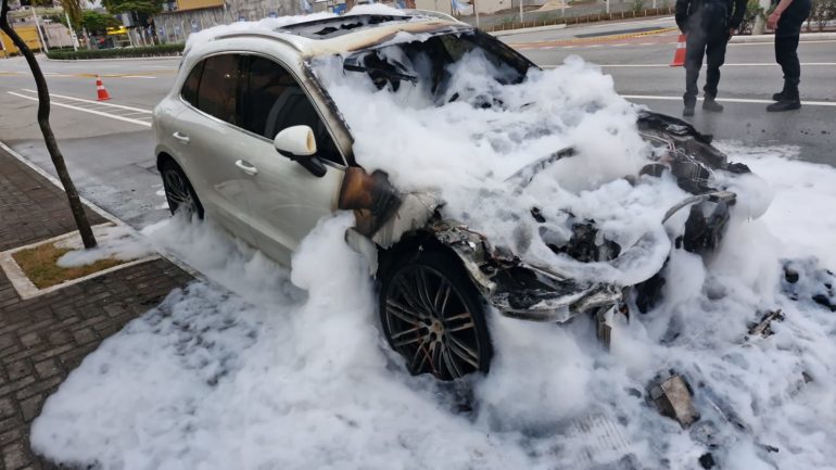 Porsche de meio milhão de reais é destruído pelo fogo em Balneário Camboriú