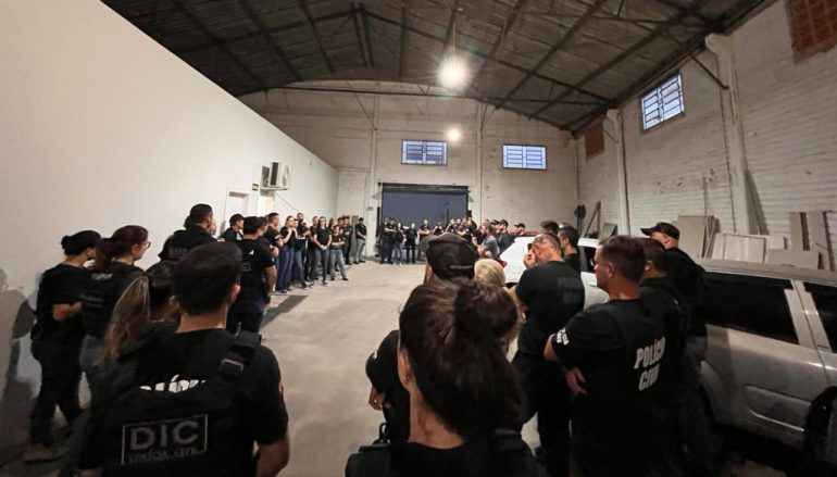 Prefeito reeleito de SC e oito servidores são afastados por suspeita de marketing irregular