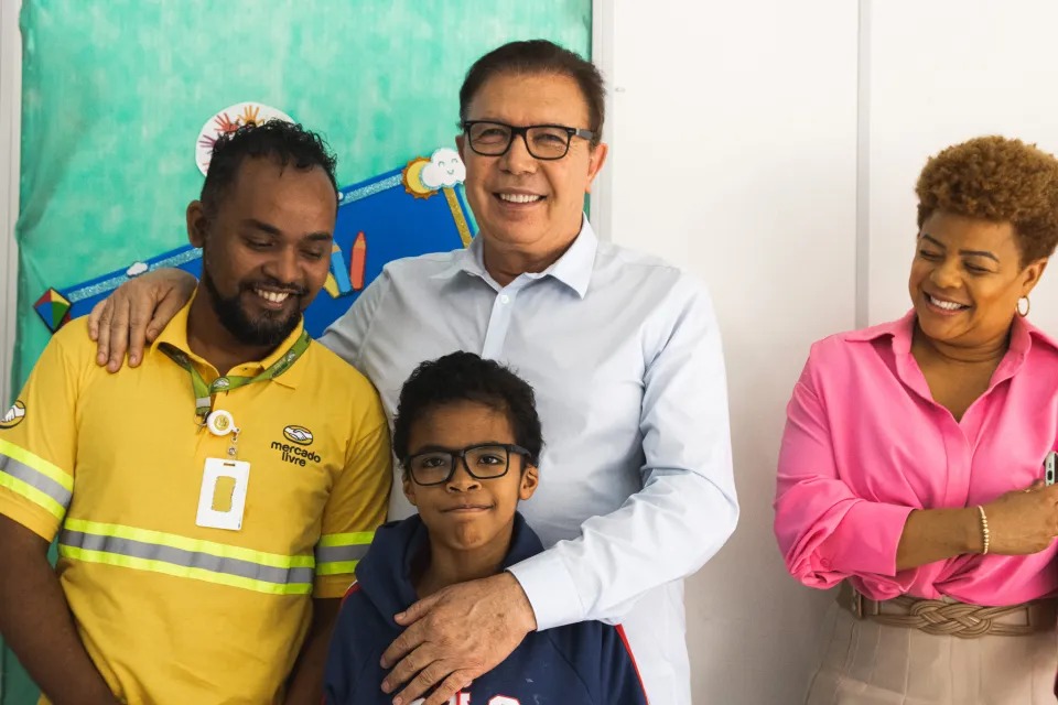 Primeiros 25 óculos do "Enxerga São José" são entregues para estudantes da rede municipal