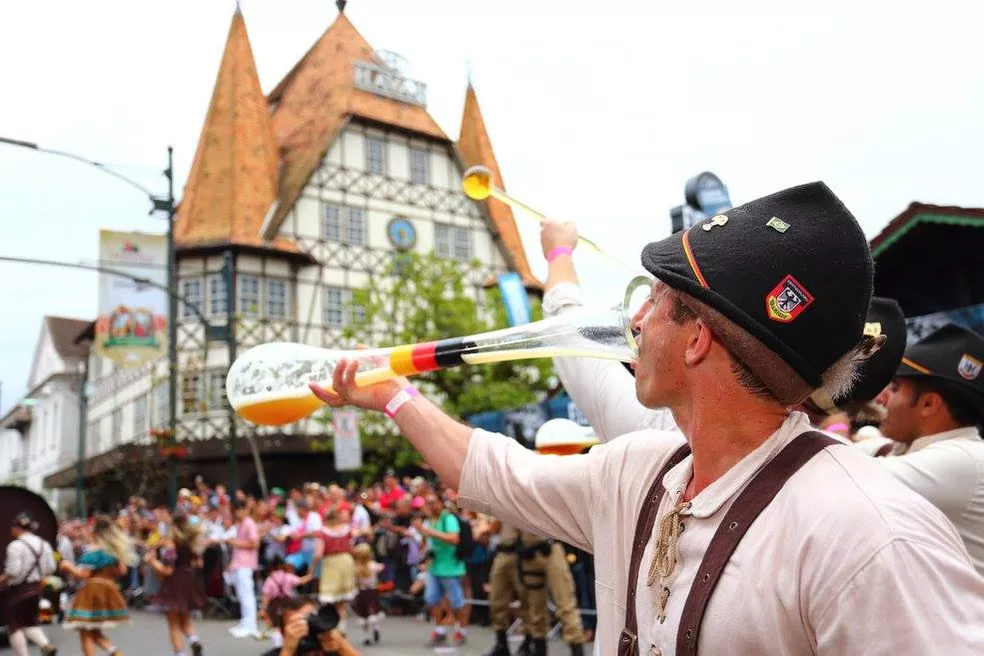 A edição de 2023 da Oktoberfest de Blumenau foi a primeira da história a ter datas suspensas após a cerimônia de abertura. A informação foi confirmada pela prefeitura da principal cidade do Vale do Itajaí, que anualmente recebe turistas em outubro.