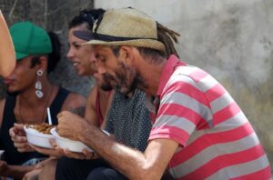 Programa “Marmita Legal” regulamenta distribuição de comida a moradores de rua