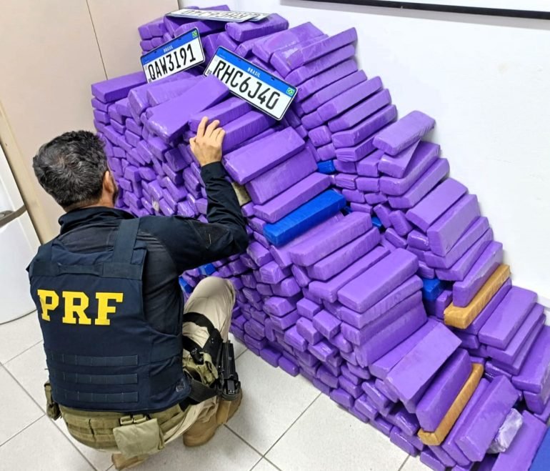 Quase 600 quilos de maconha são apreendidos em carro roubado na Grande Florianópolis